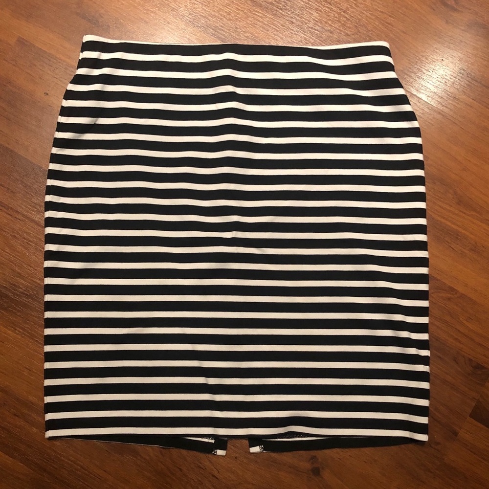Old Navy Pencil skirt. Size Medium. Stretchy Material